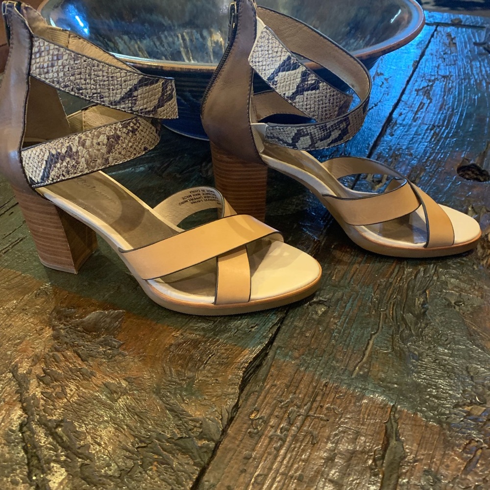 NWT Tommy Bahama Snake Skin Brown Heels. Size 9B
